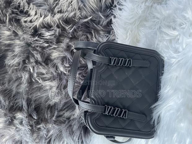 Quilted Top- Handle Cross Bag · Photo 2
