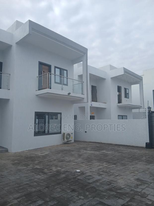 3bdrm Duplex in Near The Main Road, Oyarifa for sale · Photo 1
