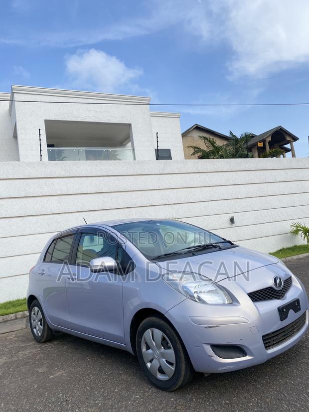 Toyota Vitz 2010 Silver · Photo 2