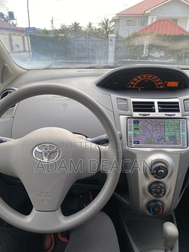 Toyota Vitz 2010 Silver · Photo 4