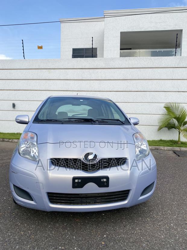 Toyota Vitz 2010 Silver · Photo 3