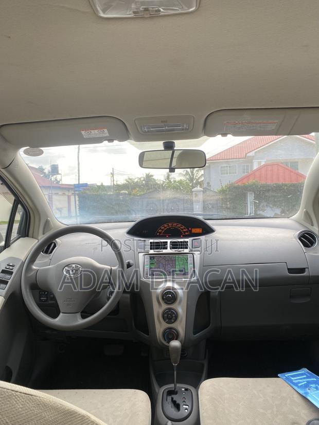 Toyota Vitz 2010 Silver · Photo 6