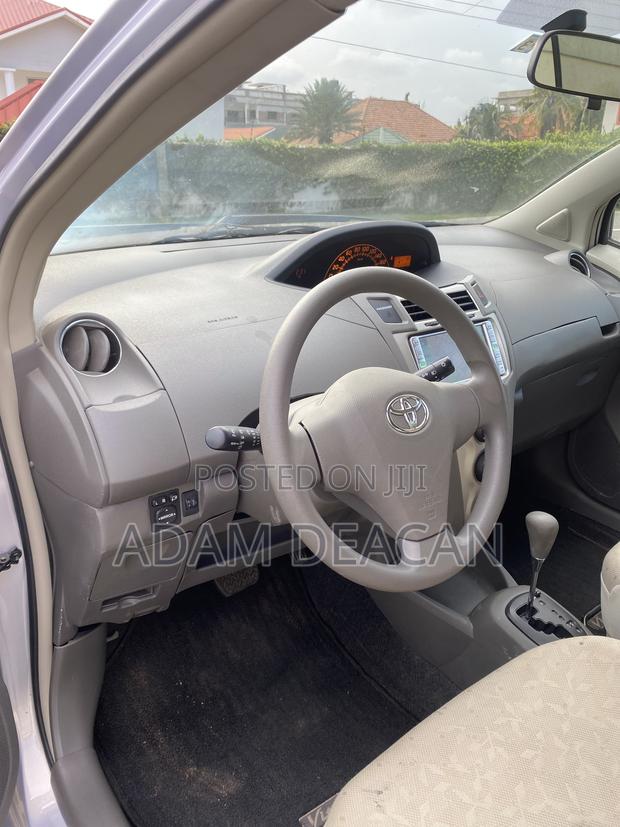 Toyota Vitz 2010 Silver · Photo 5
