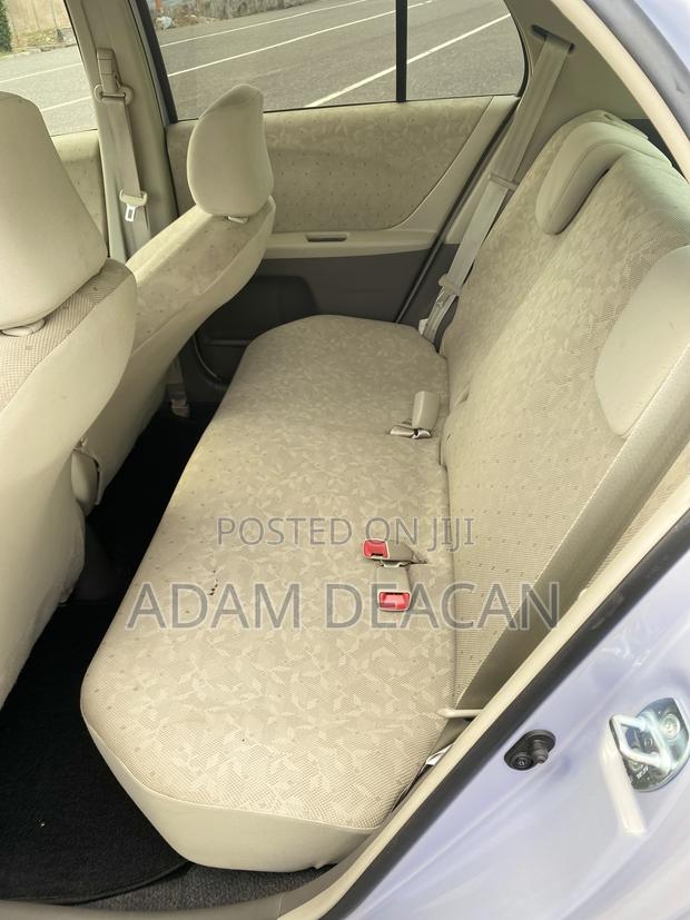 Toyota Vitz 2010 Silver · Photo 8