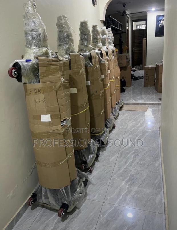 Heavy-Duty Crank-Up Line Array Speaker Stand. · Photo 1