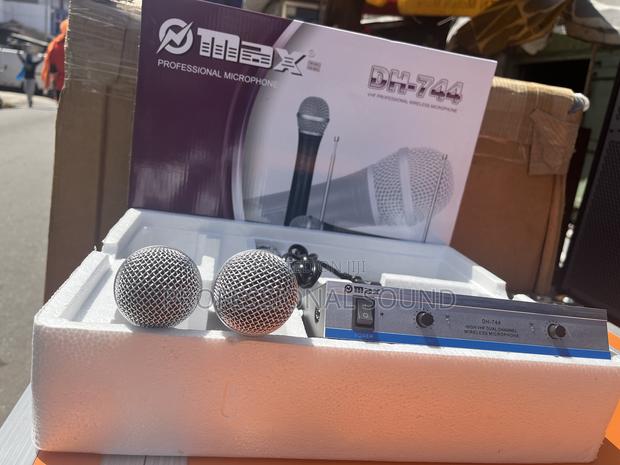 Max Dh-744 VHF Professional Wireless Dual Channel Microphone Receiver. · Photo 1