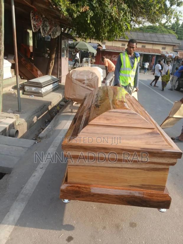 Polished Wood Casket Without Bar and Very Affordable, Quantity Coffin · Photo 1
