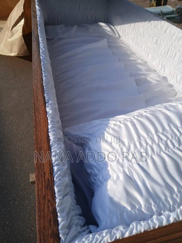 Polished Wood Casket Without Bar and Very Affordable, Quantity Coffin · Photo 2
