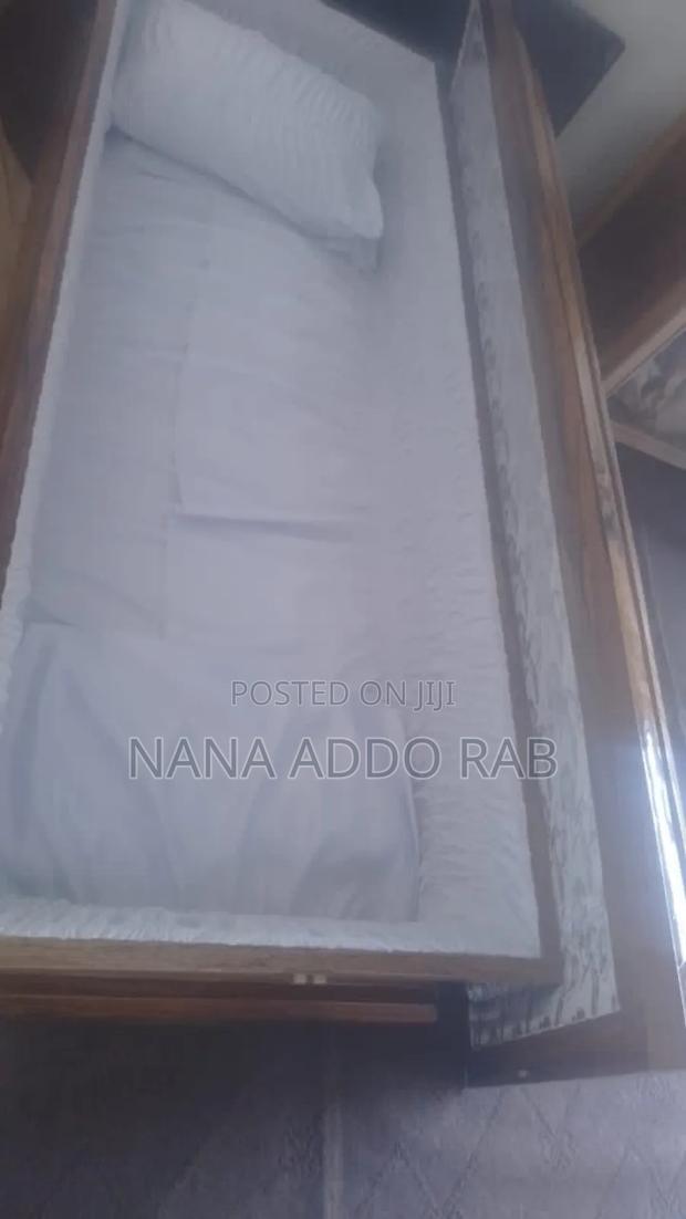 Polished Wood Casket Without Bar and Very Affordable, Quantity Coffin · Photo 3