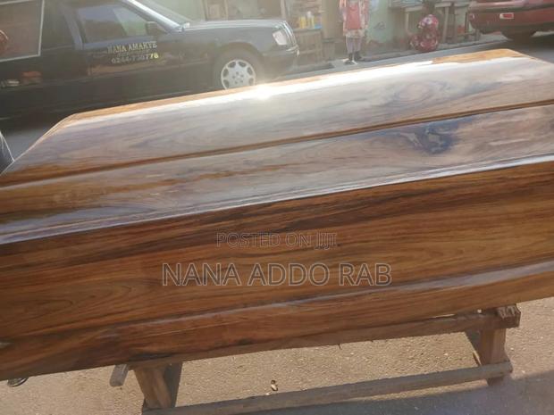 Polished Wood Casket Without Bar and Very Affordable, Quantity Coffin · Photo 4