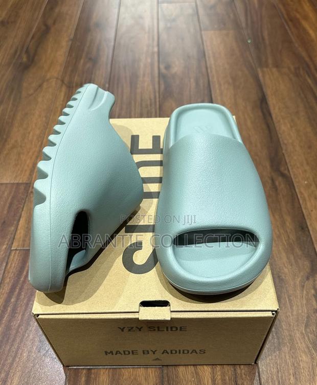Adidas Yeezy Slides Salt · Photo 2