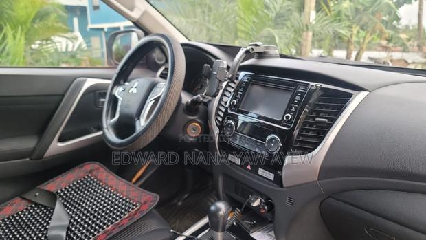 Mitsubishi Pajero Sport 2021 Silver · Photo 6