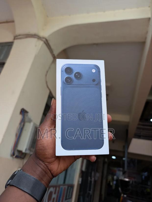 New Apple iPhone 17 Pro Max 256 GB Blue · Photo 1