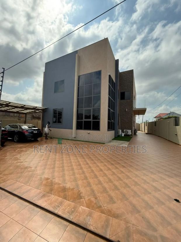 Furnished 4bdrm Duplex in Dome for sale · Photo 2