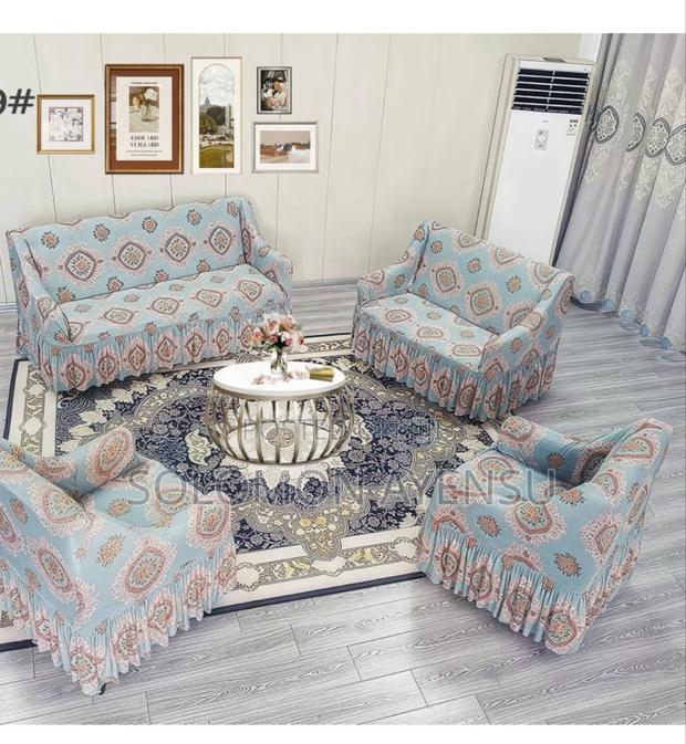 Quality Living Room Set Featuring A Sofa Covers · Photo 2