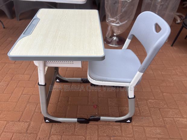 Adjustable Height Students Desks · Photo 2