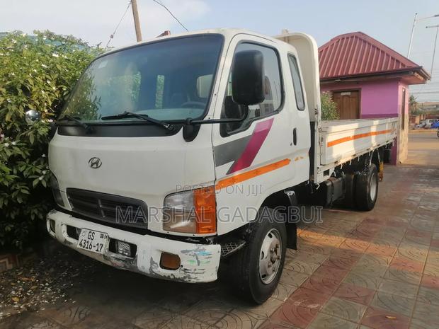 Hyundai Mighty 2005 White · Photo 2