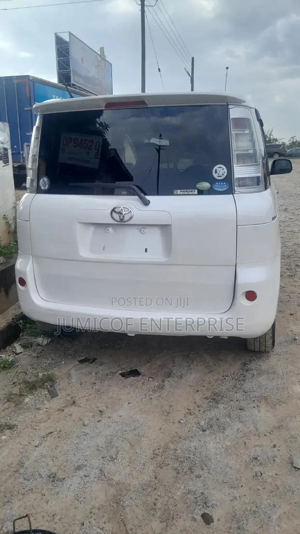 Toyota Sienta 1.5 AWD 2012 White · Photo 1
