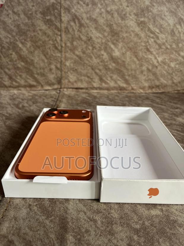 Apple iPhone 17 Pro Max 256 GB Orange · Photo 3