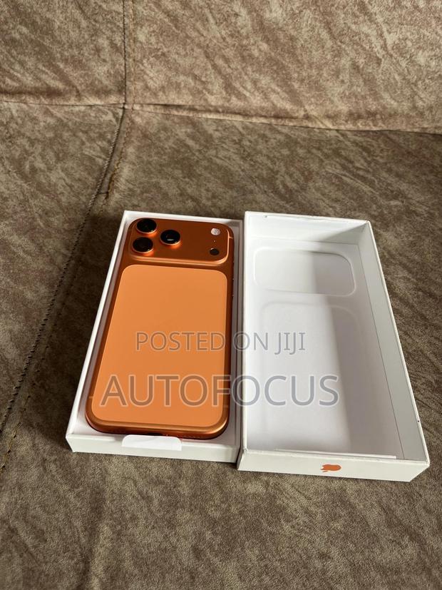 Apple iPhone 17 Pro Max 256 GB Orange · Photo 2
