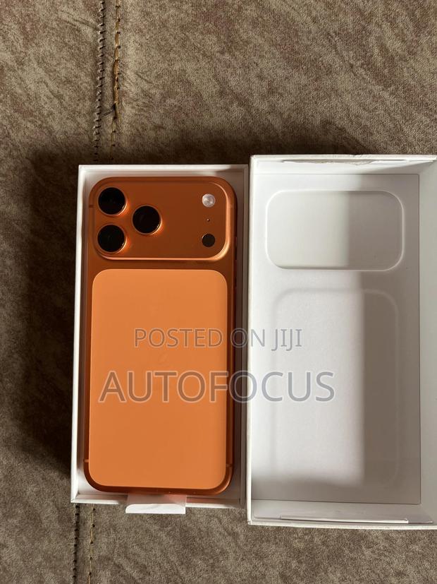 Apple iPhone 17 Pro Max 256 GB Orange · Photo 1
