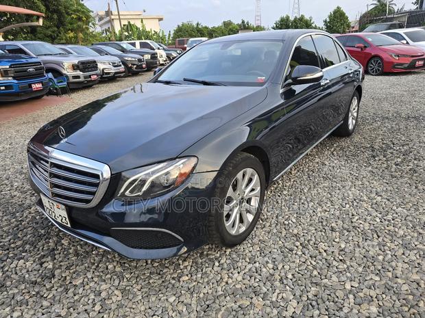 Mercedes-Benz E300 2018 Black · Photo 2