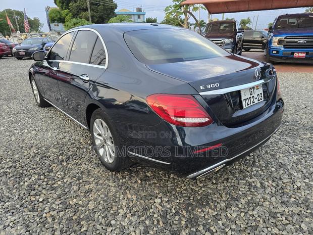 Mercedes-Benz E300 2018 Black · Photo 4