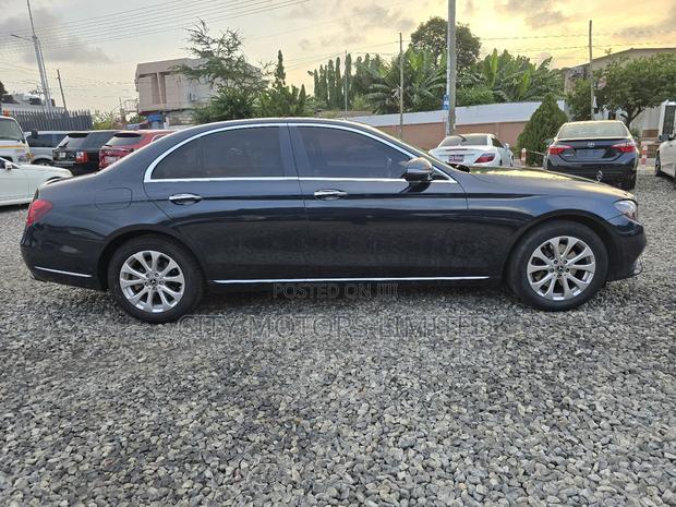 Mercedes-Benz E300 2018 Black · Photo 7