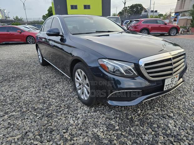 Mercedes-Benz E300 2018 Black · Photo 8
