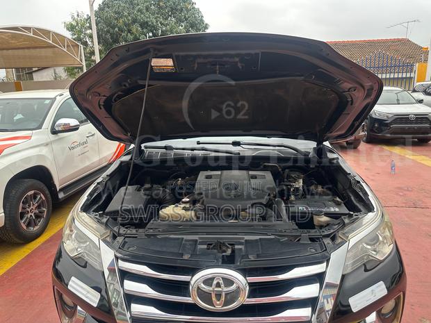 Toyota Fortuner 2017 Black · Photo 2