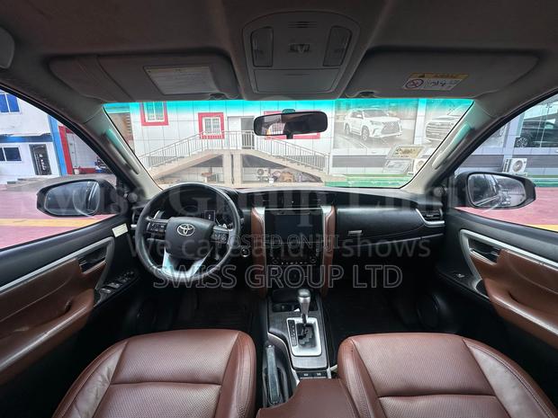 Toyota Fortuner 2017 Black · Photo 3