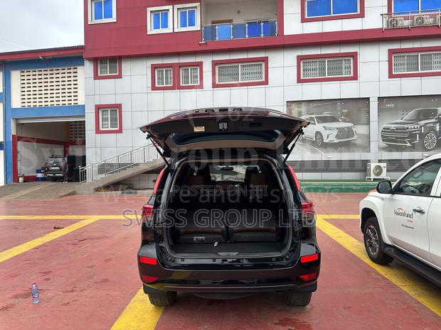 Toyota Fortuner 2017 Black · Photo 4