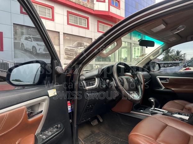 Toyota Fortuner 2017 Black · Photo 5