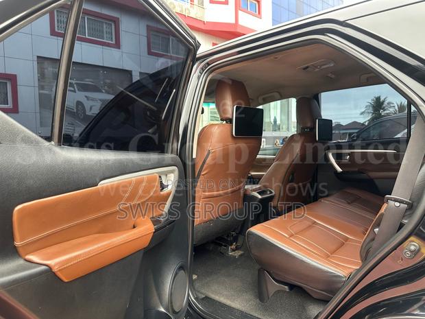 Toyota Fortuner 2017 Black · Photo 7