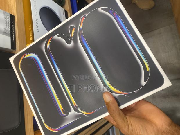 New Apple iPad Pro 13 (2025) 256 GB Black · Photo 1