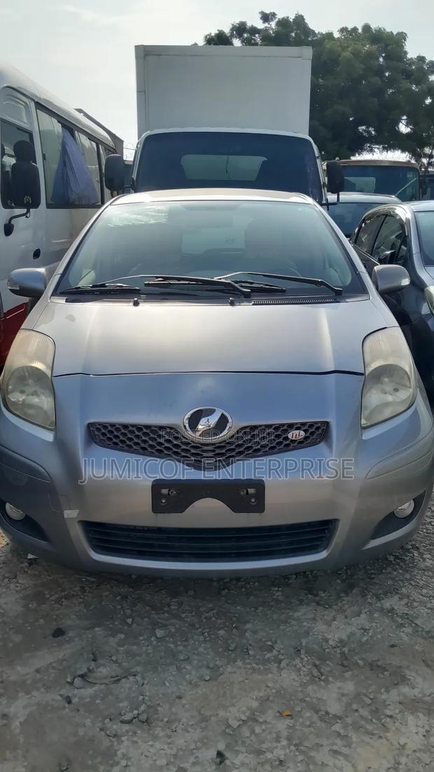 Toyota Vitz 2010 Gray · Photo 2