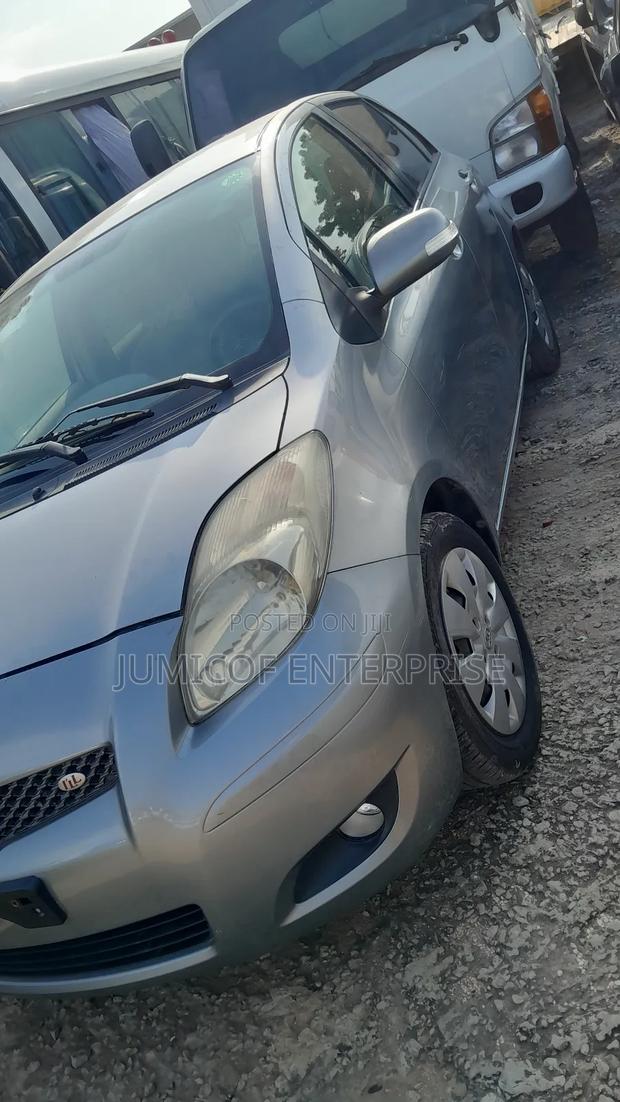 Toyota Vitz 2010 Gray · Photo 3