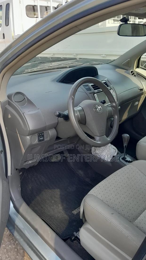 Toyota Vitz 2010 Gray · Photo 6