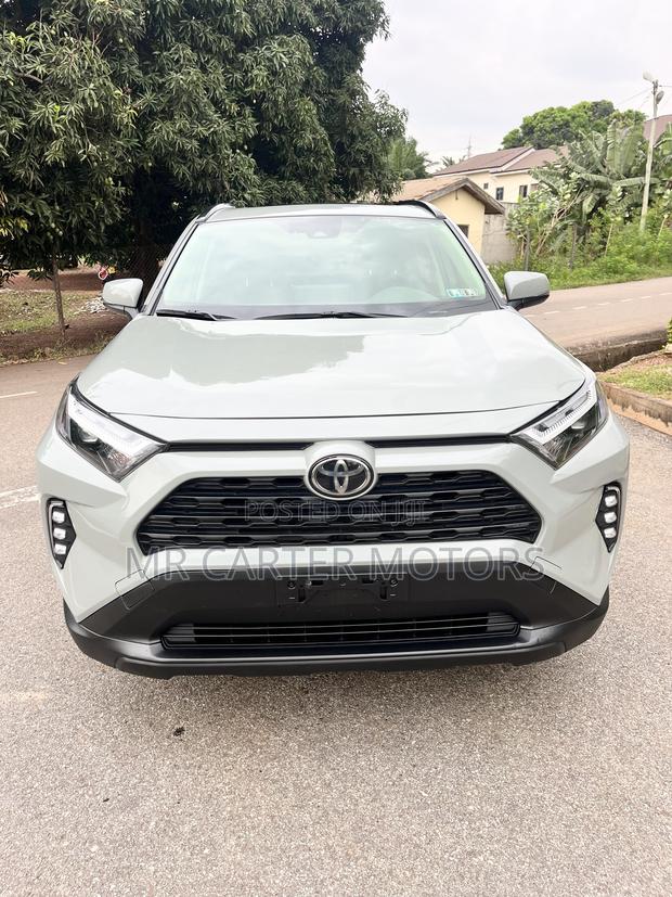 Toyota RAV4 XLE 2022 Green · Photo 2