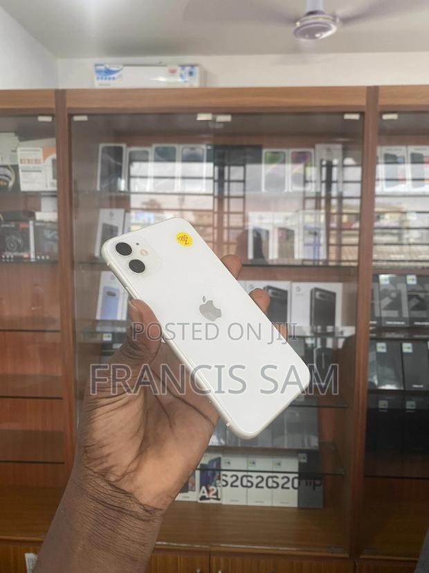 Apple iPhone 11 128 GB White · Photo 3