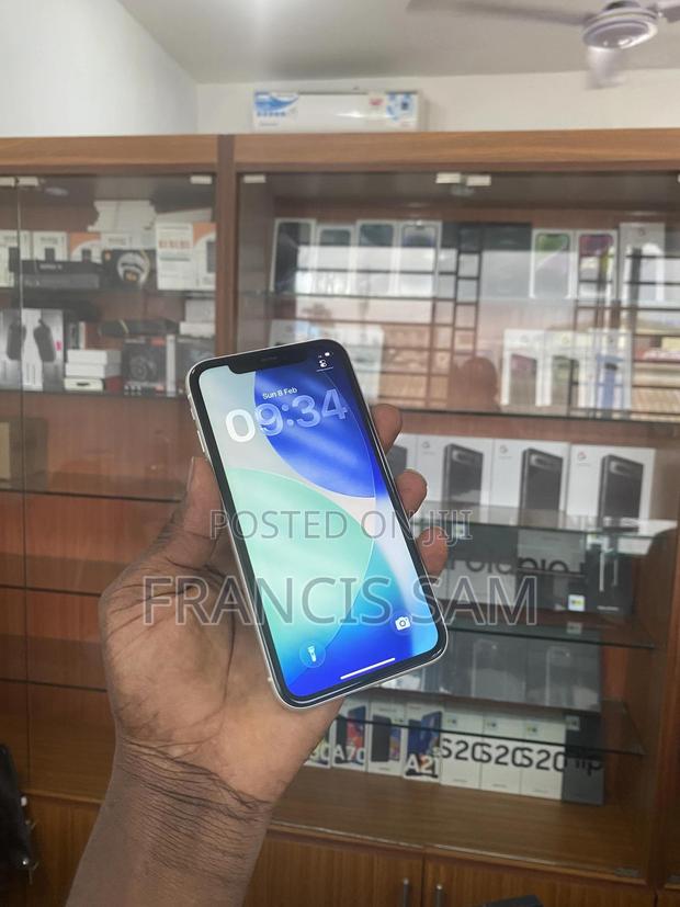 Apple iPhone 11 128 GB White · Photo 4