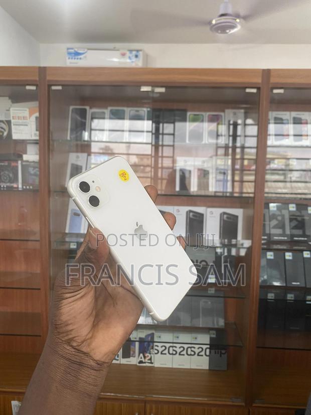 Apple iPhone 11 128 GB White · Photo 2