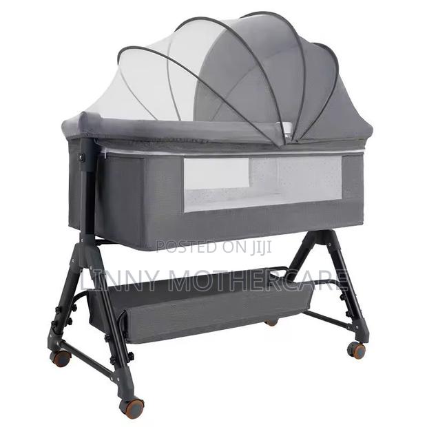 Baby Cot / Bassinet · Photo 1