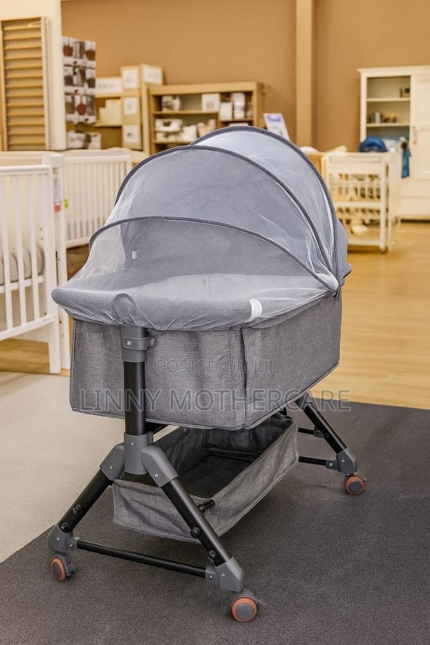 Baby Cot / Bassinet · Photo 2