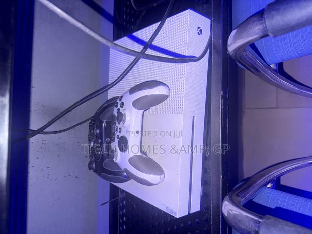 Xbox One S · Photo 2