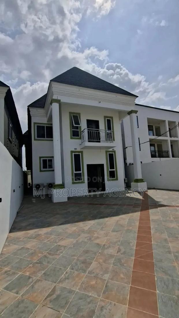 Furnished 4bdrm Duplex in Community 12, Tema Metropolitan for rent · Photo 3