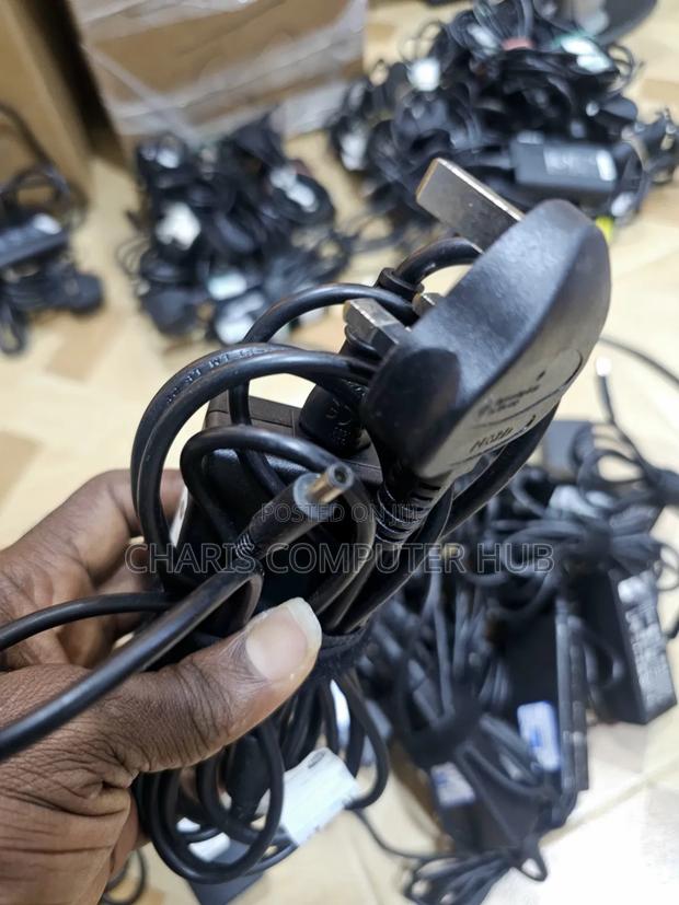 Home Used Dell 65 Watts Small Pin Charger · Photo 4