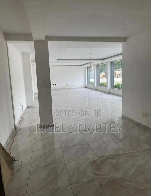 Showroom With Warehouse And Office Close To N1 Road-dzorwulu · Photo 4