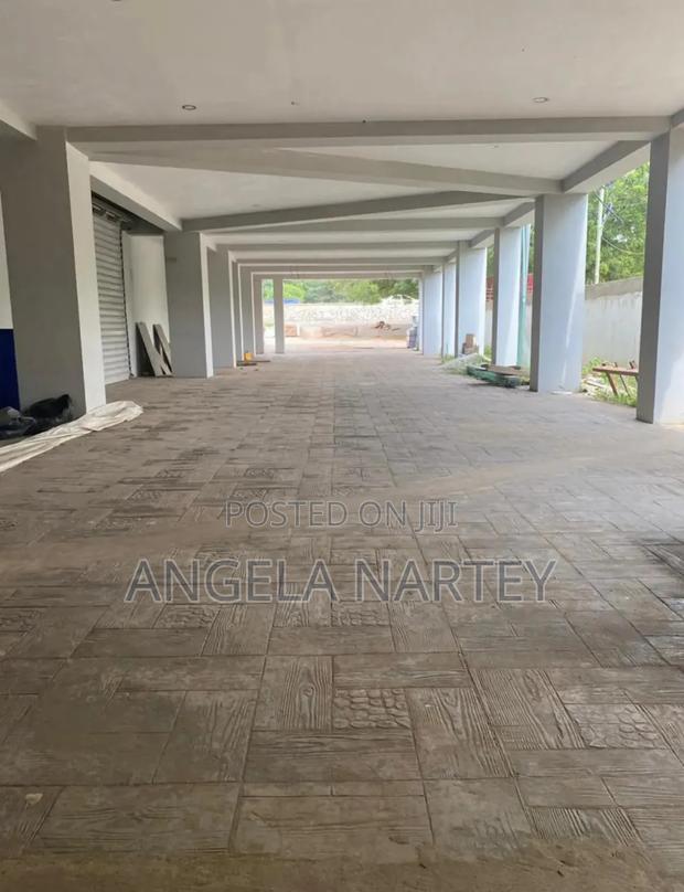 Showroom With Warehouse And Office Close To N1 Road-dzorwulu · Photo 3