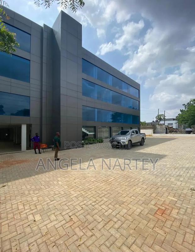 Showroom With Warehouse And Office Close To N1 Road-dzorwulu · Photo 1